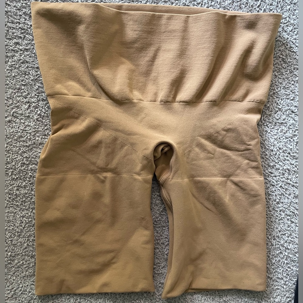 SKIMS butt enhancing shorts mid thigh shapewear sienna small NWOT